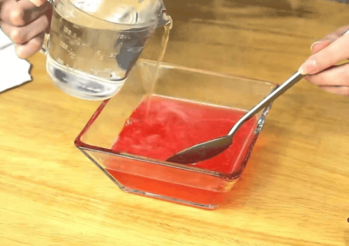 persona versa gelatina liquida dentro ad una terrina