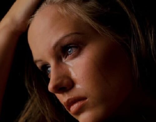 Lacrime su volto di ragazza