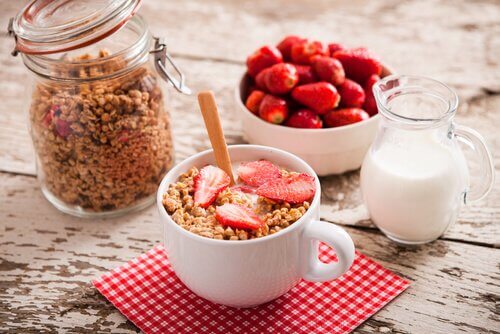 Latte scremato con cereali e fragole