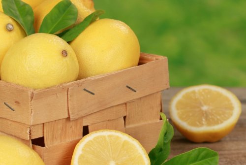 Limoni in una cassetta di legno