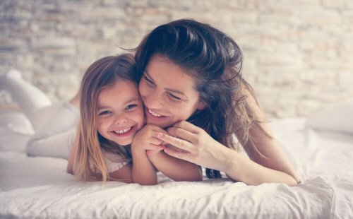 Madre e figlia sul letto felici