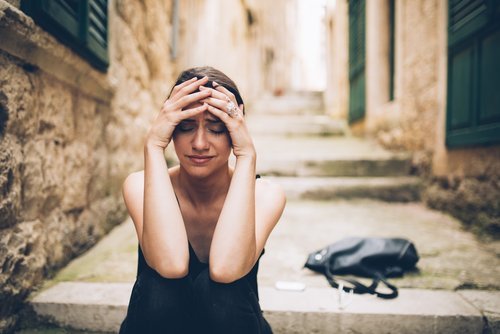 donna con mani in testa