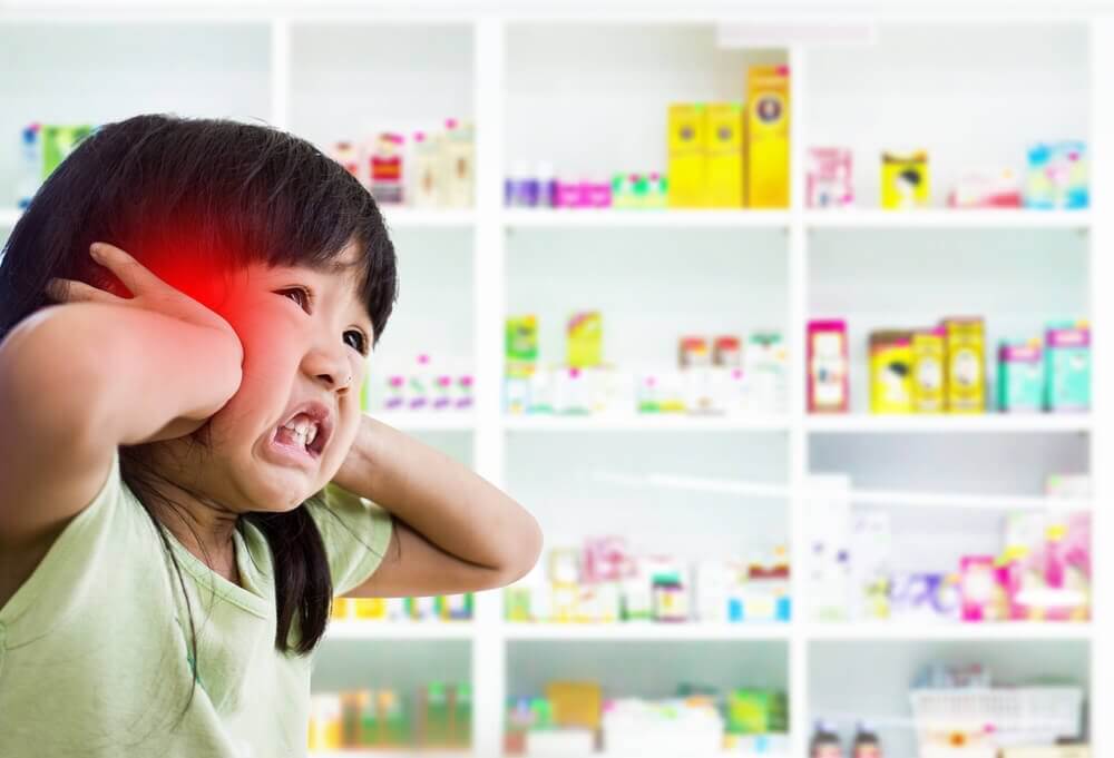 bambina con mani sulle orecchie - sintomi della meningite