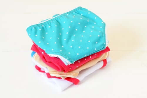 Slip colorati in cotone.