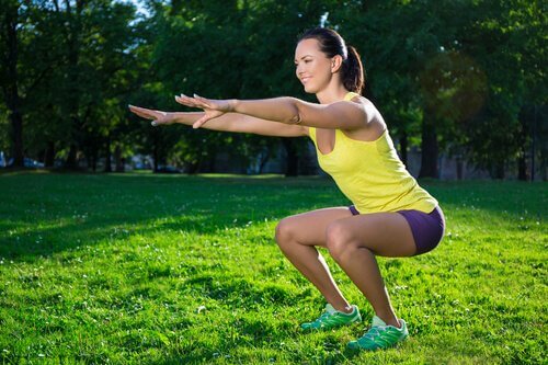 Ragazza che fa squat al parco