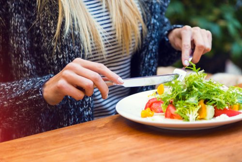 Ragazza che mangia insalata