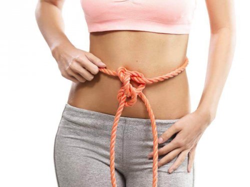 Ragazza magra con corda intorno alla vita