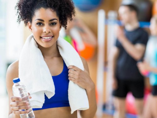 Ragazza sorridente in palestra