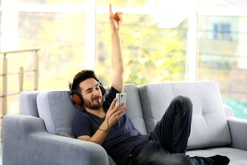 Ragazzo che ascolta musica