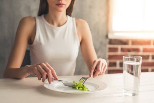 alimentazione donna seduta a tavola