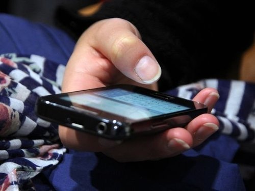 Persona con cellulare in mano