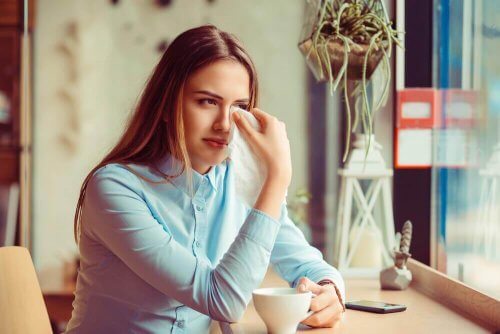 Ragazza che cerca di superare il dolore