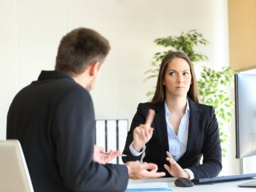 Una coppia che sta conversando