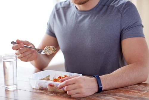 Uomo che mangia porzioni controllate