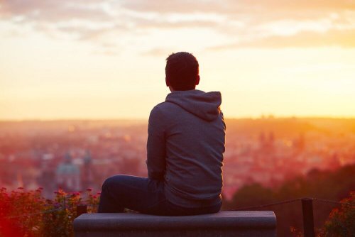 Uomo pensieroso davanti al tramonto