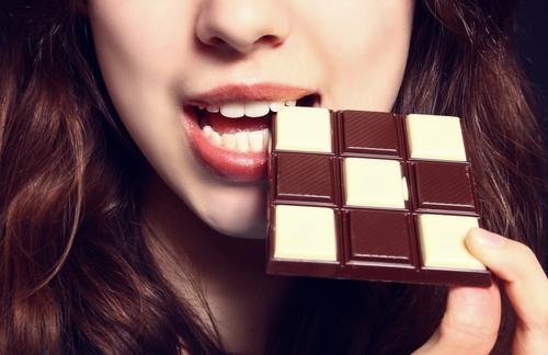 ragazza con barretta di cioccolato