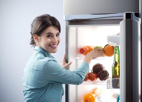 donna con frigorifero aperto
