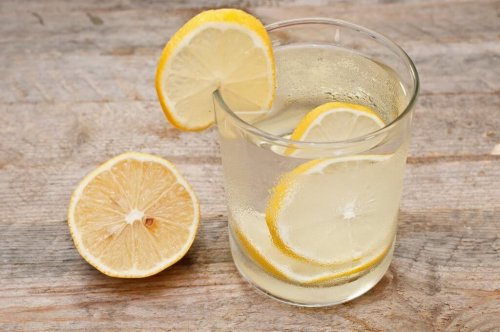 Depurare il sistema linfatico con acqua e limone.