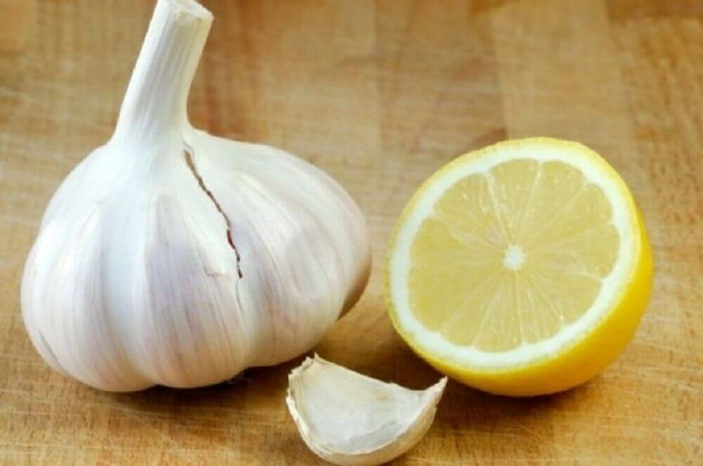 da aglio e limone possiamo ricavare una bevanda antinfiammatoria, ideale per dimagrire