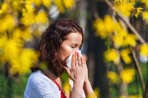ragazza che soffre di allergia al polline