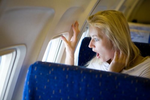 ragazza sorpresa in aereo