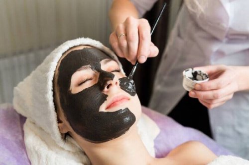 Applicazione maschera nera.