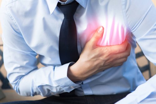 Uomo durante attacco cardiaco.