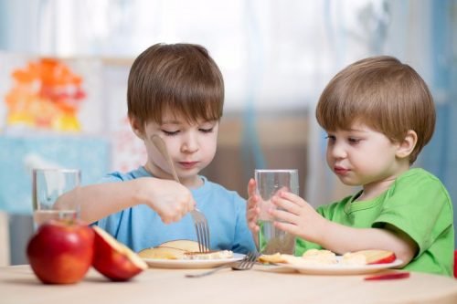 Bambini che mangiano