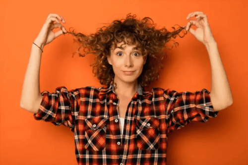 I 5 migliori prodotti naturali per controllare i capelli crespi