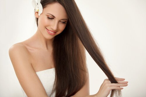 ragazza con capelli lunghi