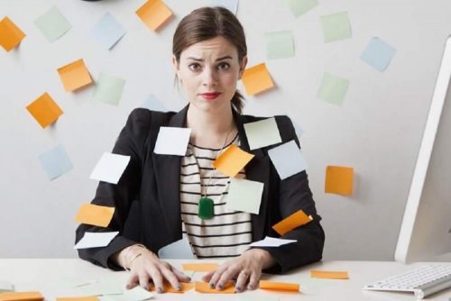 donna al computer con post it