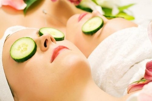 ragazze con fette di cetriolo sugli occhi