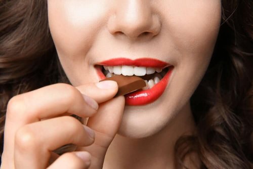 donna addenta cioccolato