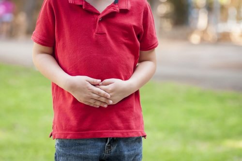 Bambino con maglietta rossa