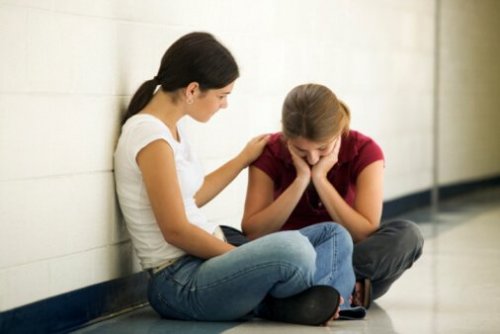 ragazza che consola amica