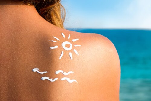 Donna al mare con protezione solare