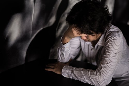 persona che soffre di disturbo ossessivo compulsivo con mano sulla fronte