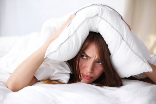 Donna che non può dormire parlare nel sonno