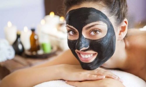 Donna con maschera nera.