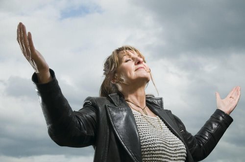 Donna che affronta la mezza età senza nessuna crisi