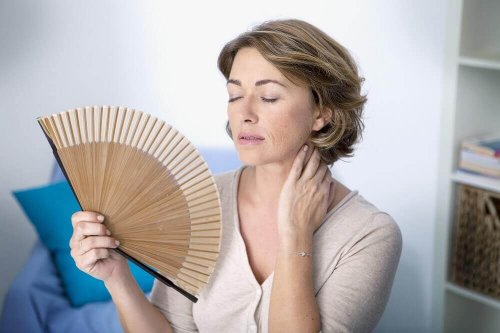 Donna in menopausa con ventaglio