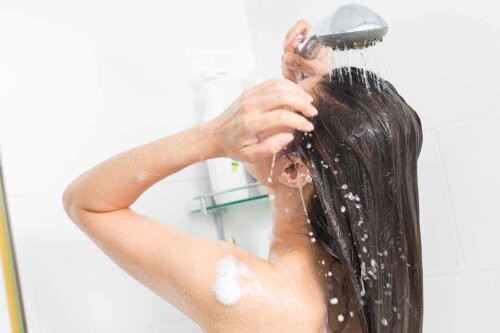 Doccia fredda al mattino: donna sotto la doccia.