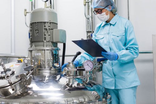 Donna in laboratorio con mascherina