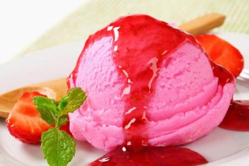 Gelato alla fragola tra dolci fatti in casa