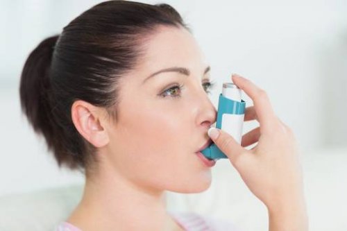 Donna con inalatore per asma