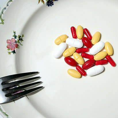 Pillole di diverso tipo in un piatto