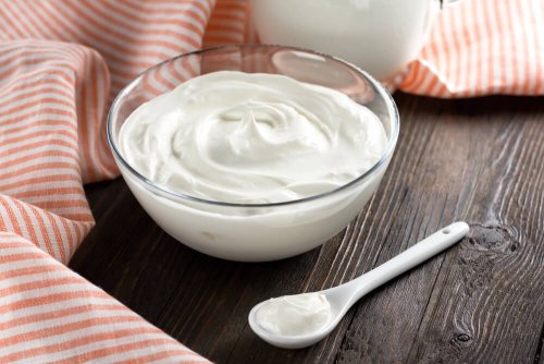 Maionese vegana nella ciotola e cucchiaio
