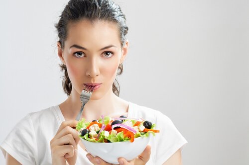 ragazza che mangia insalata