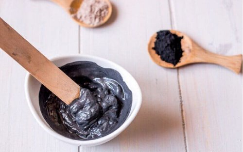 Preparazione della maschera nera per la pelle.
