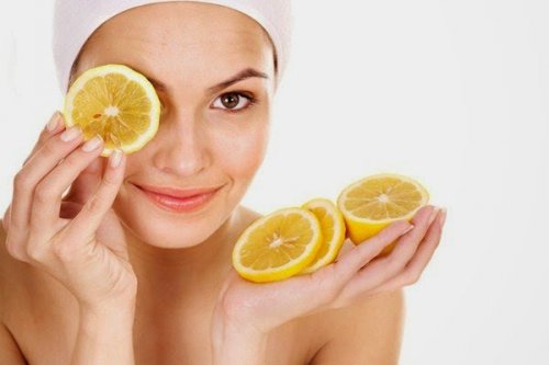 ragazza con fette di limone